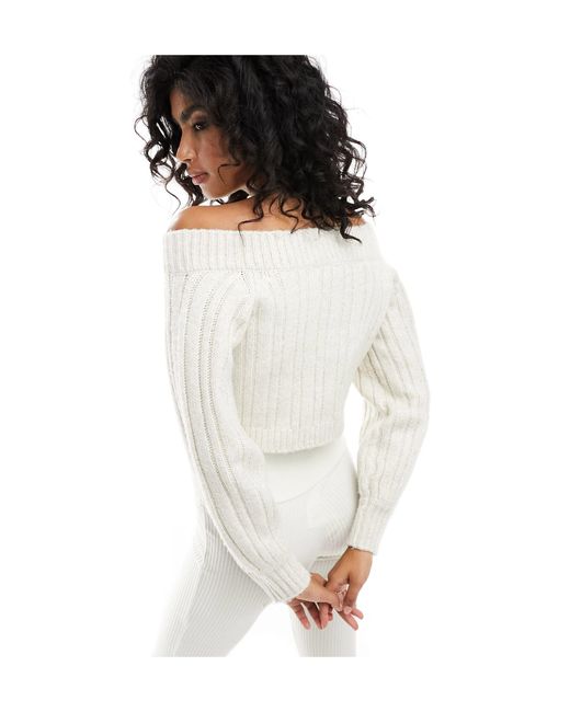 Maglione taglio corto color crema confortevole a coste larghe con scollo alla bardot e spalle scoperte di Miss Selfridge in White