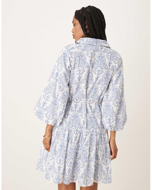 Robe courte style bohème à imprimé mosaïque avec manches bouffantes et liens à la taille - et blanc Y.A.S en coloris White