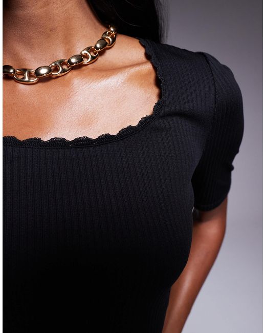 Top manches courtes en maille fine côtelée avec fronces Morgan en coloris Black