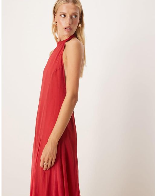 Vestido Largo Con Cuello Alto Y Falda De Godets En Contraste De Chifón De ASOS de color Red
