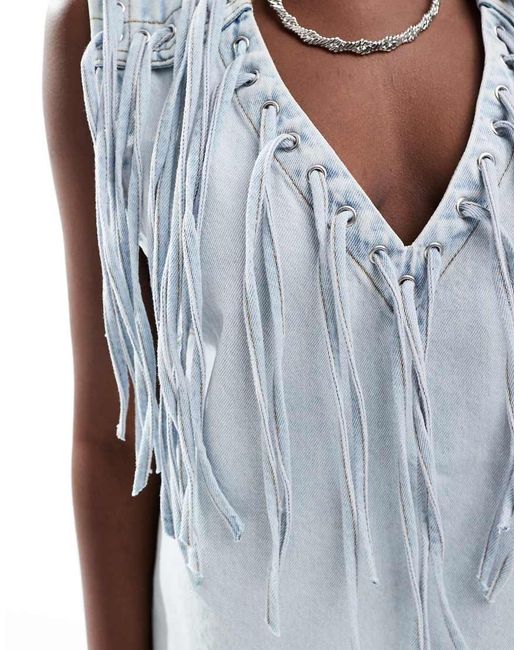 Vestido Vaquero Corto Con Lavado Y Flecos De ASOS de color White