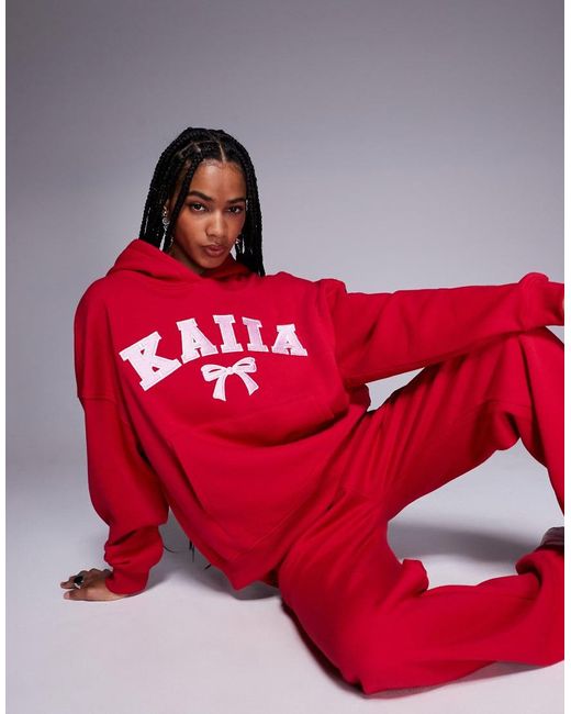 Kaiia Oversized Hoodie Met Geborduurd Striklogo in het Red