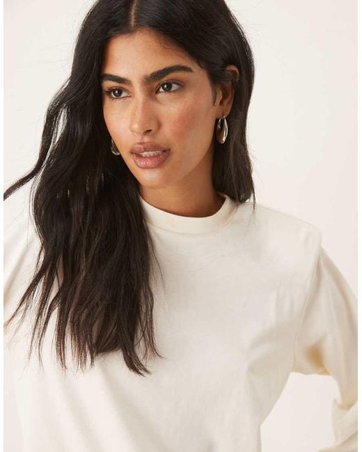 ASOS T-Shirt Met Hoge Ronde Hals, Lange Mouwen En Schoudervullingen in het Natural