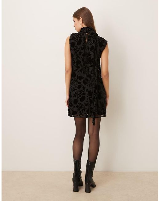 Mango Hoogsluitende Mouwloze Mini-Jurk Van Gebloemd Jacquard in het Black