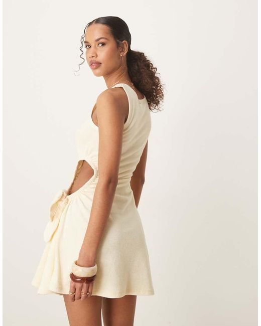 ASOS Mini Jurk Van Badstof Met Uitsnijding En Knoop in het Natural