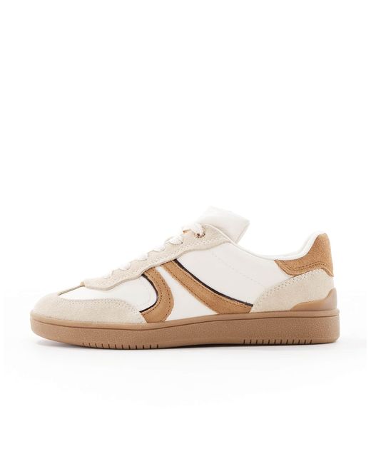 Baskets avec semelle en caoutchouc Stradivarius en coloris White