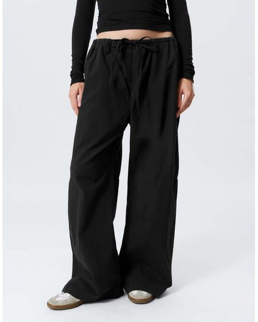 Pantalones Negros De Pernera Ancha Con Cintura Elástica De Tejido Antidesgarros De Weekday de color Black