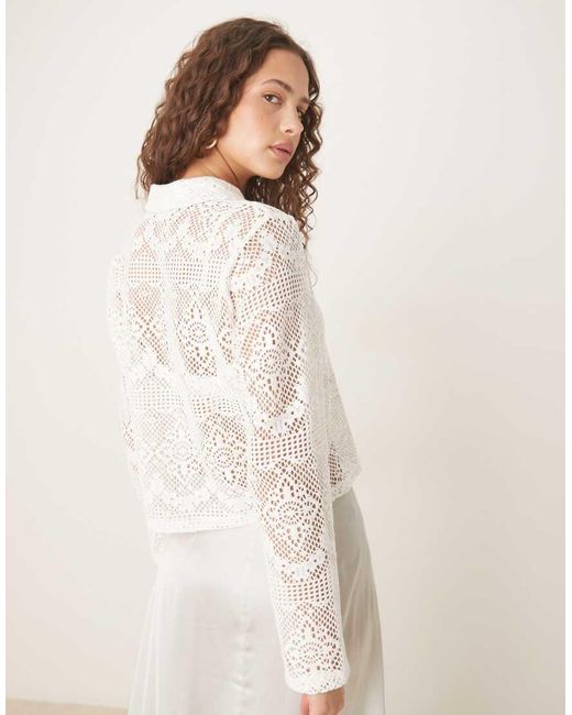 Vila Gehaakte Top Met Polokraag En Knopen Aan De Voorkant in het Natural