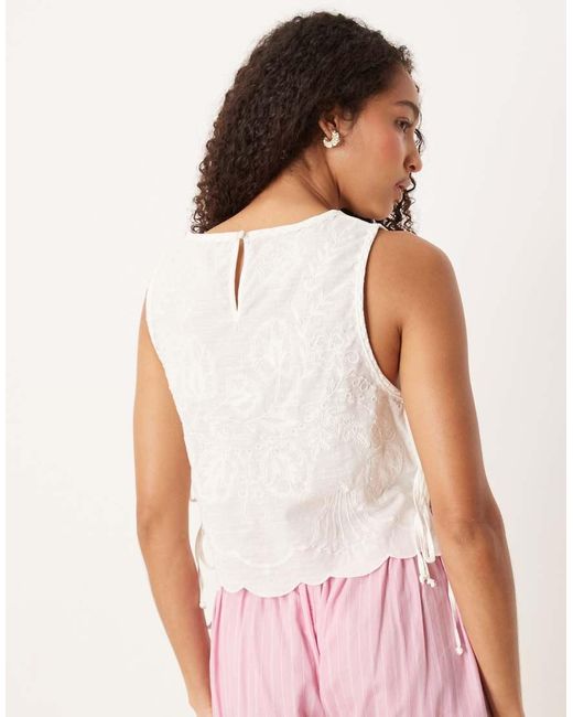 Top Senza Maniche Con Ricami E Laccetti Laterali di Free People in Pink
