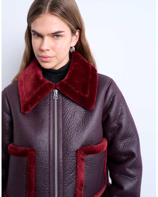 Chaqueta Corta De Cuero Sintético Con Ribetes De Borreguito Rojos En Contraste De -Morado TOPSHOP de color Red