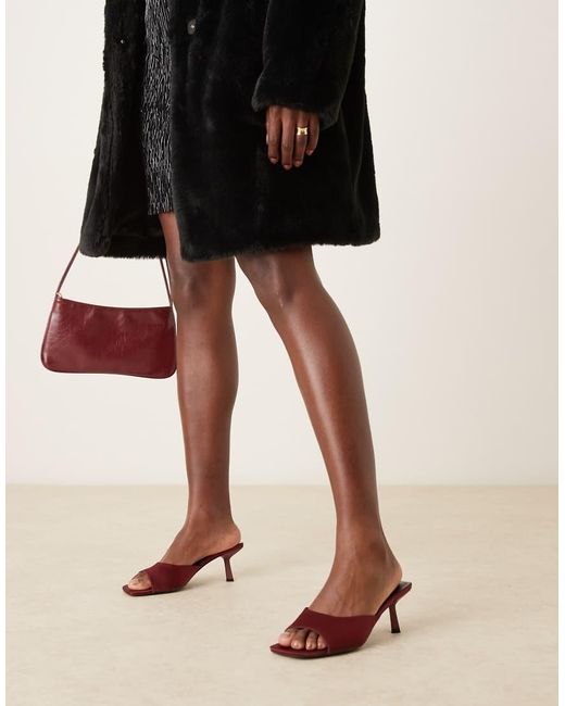 Sandalias Burdeos Estilo Mules De Tacón Bajo De Satén Rochi De -Rojo Raid de color Brown