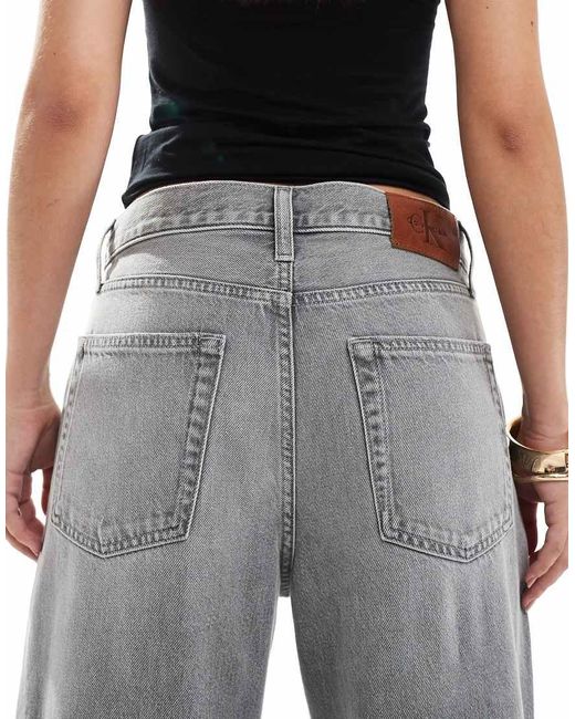 Jeans Larghi A Vita Bassa Slavato di Calvin Klein in Gray