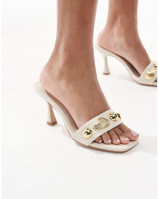 4th & Reckless Sandalen Van Imitatieleer Met Gouden Schelpversiering En Halfhoge Hak in het White