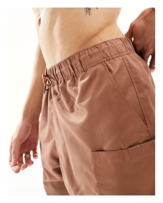 Pantaloncini da bagno taglio medio marroni con tasche cargo di ASOS in White da Uomo