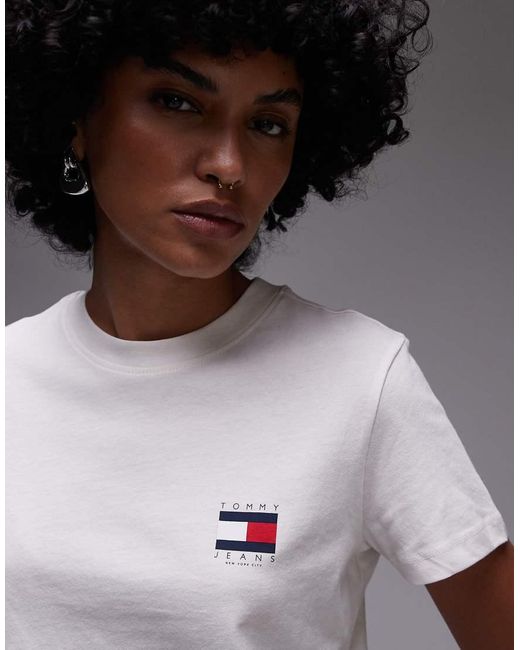 T-Shirt Sporco Con Logo A Bandiera Sul Retro di Tommy Hilfiger in Gray