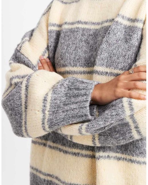 Jersey Extragrande A Rayas Grises Y Amarillo Pastel Con Cuello Redondo De ASOS de color Gray