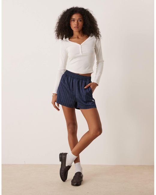 Short en satin à fines rayures - marine Adidas Originals en coloris Blue
