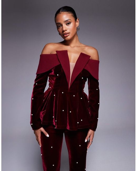 Top style blazer structuré d'ensemble en velours à épaules dénudées et détails perles - baie ASOS en coloris Red