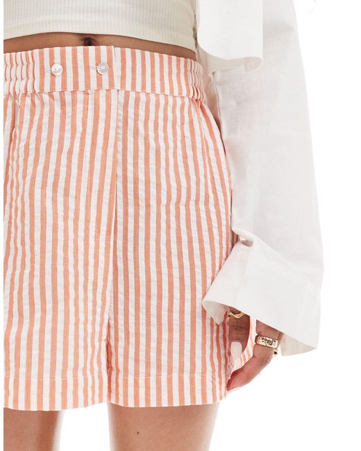 Asos design petite - pantaloncini arancioni a righe con linguetta sulla fascia di ASOS in White