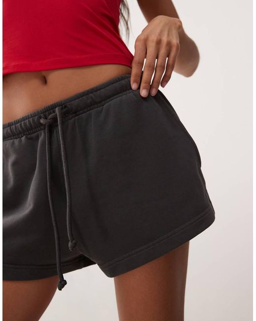 Weekday Sweatshorts in het Red