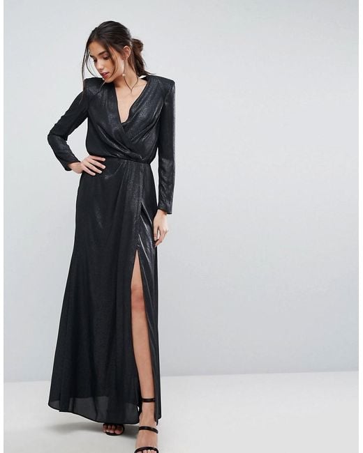 Vestito lungo metallizzato con dettaglio attorcigliato e spalline imbottite di ASOS in Black