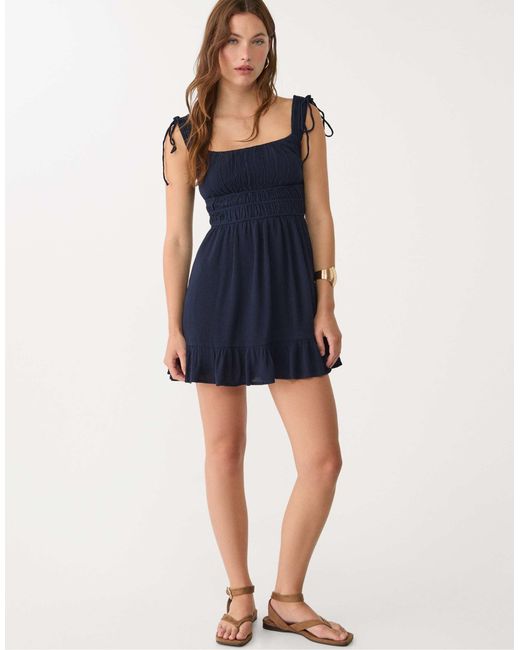 Robe courte Stradivarius en coloris Blue