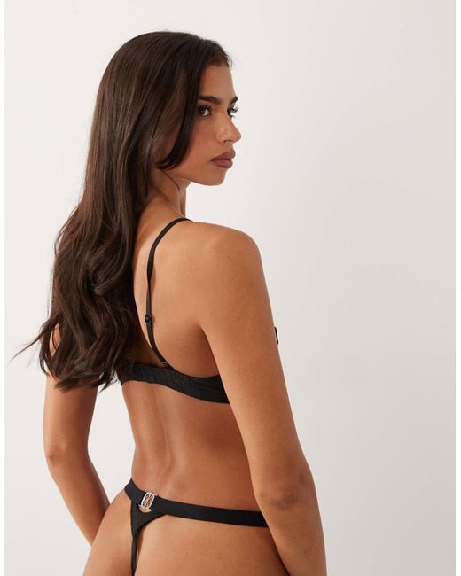 String à emblème estampé Calvin Klein en coloris Brown