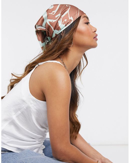 ASOS Brown – Bandana-Kopftuch aus Polysatin mit marmoriertem Print