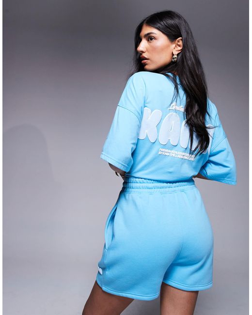Short molletonné d'ensemble avec logo imprimé en relief - vif Kaiia en coloris Blue