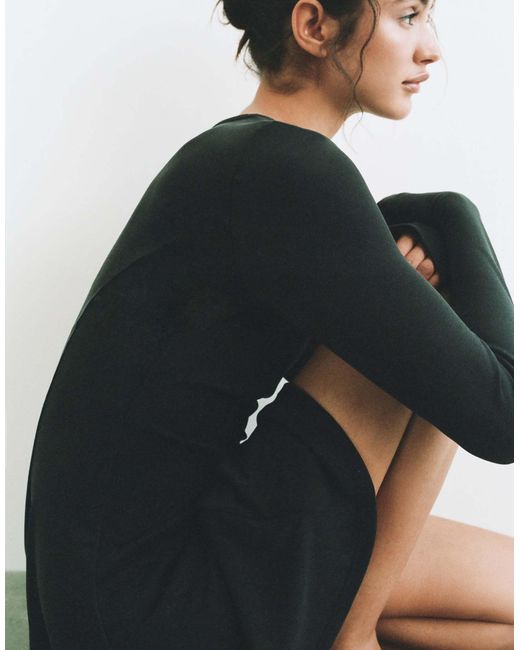 Robe courte à ourlet fluide Pull&Bear en coloris Black