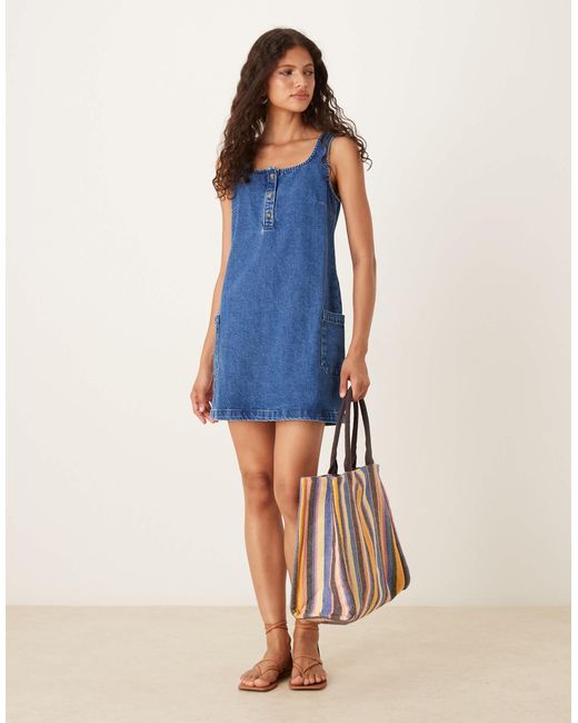 ASOS Blue – etui-minikleid aus mittelem denim mit taschen und u-ausschnitt