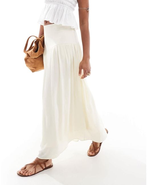 Jupe mi-longue à taille basse Stradivarius en coloris White
