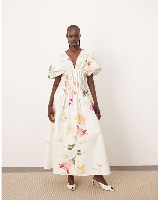 Robe longue plissée à taille cintrée avec imprimé fleurs ARRANGE en coloris Natural
