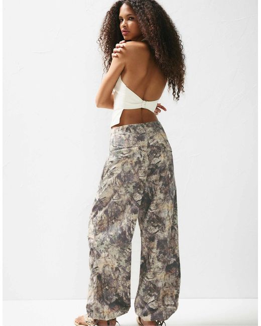 Pantalon parachute à imprimé feuillage Pull&Bear en coloris Brown