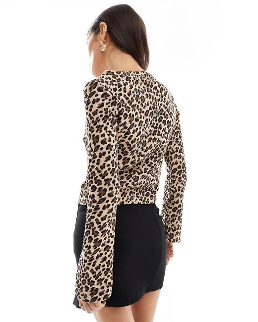 Top Asimétrico Con Estampado De Leopardo De Punto Gofrado De ASOS de color Black