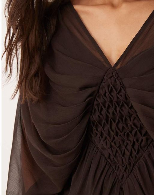 Vestido Largo Marrón Escotado Con Mangas Estilo Capa Y Detalle Fruncido Estilo Panal De Abeja De ASOS de color Brown