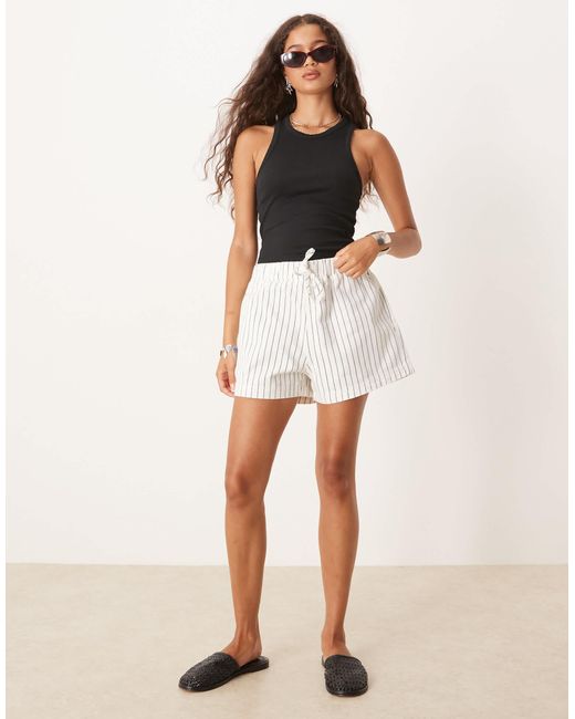 Short style jogging en jean à rayures - écru ASOS en coloris White