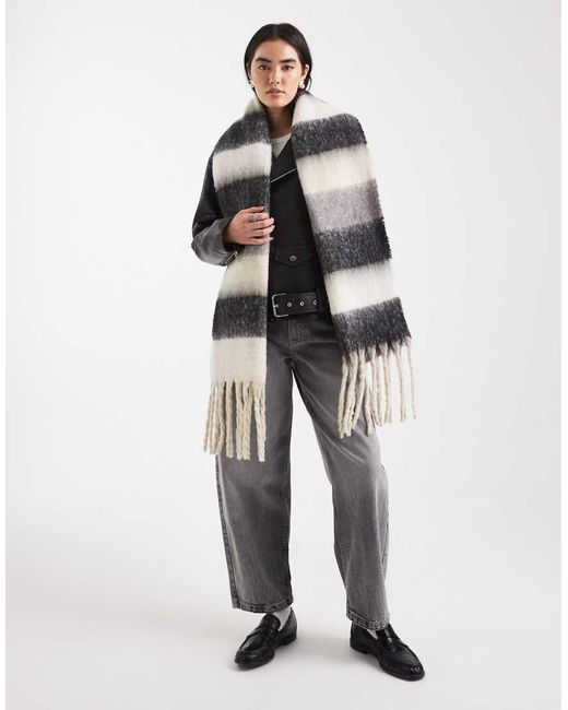 Sciarpa Bianca E Grigia A Righe di Threadbare in Gray