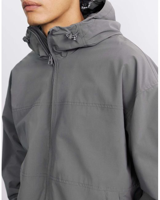 Imperméable léger à capuche Pull&Bear pour homme en coloris Gray