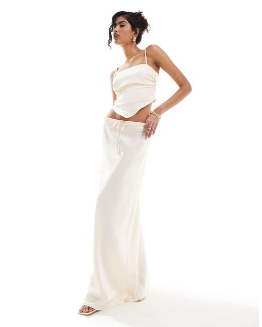 Falda larga color con lazada en la cintura Style Cheat de color White