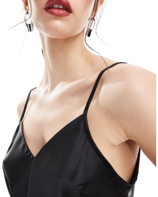 Robe nuisette courte en satin avec col en v Miss Selfridge en coloris Black