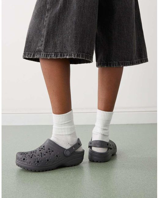 Zuecos Lunar Clásicos Con Diseño Floral Calado De CROCSTM de color Black