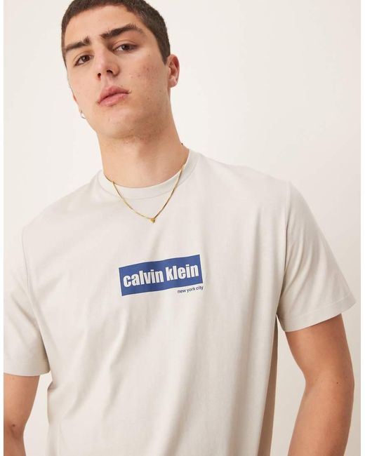 Camiseta Blanco Hueso Con Logo De Bloque En El Centro De Calvin Klein de hombre de color Blue
