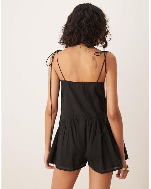 Mono Corto De Tirantes Finos Con Cintura Baja Y Falda De Corte Amplio De ASOS de color Natural