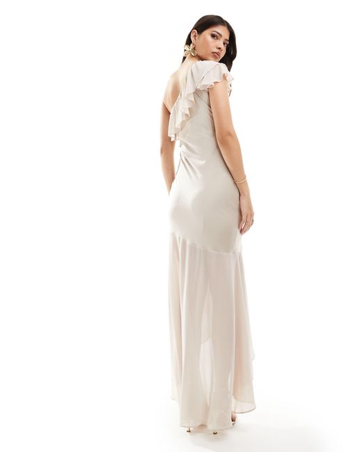 L'invitée - robe longue asymétrique en satin à volants - champagne TFNC London en coloris White
