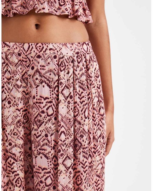 Pantaloni Con Fondo Ampio Rosa Con Stampa Cachemire di Stradivarius in Red