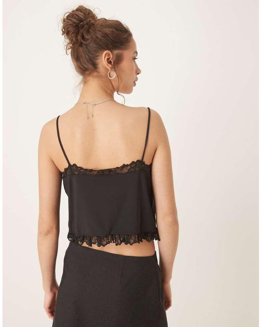 Top Ceñido Con Lazada Delantera Y Ribete De Encaje De ASOS de color Black