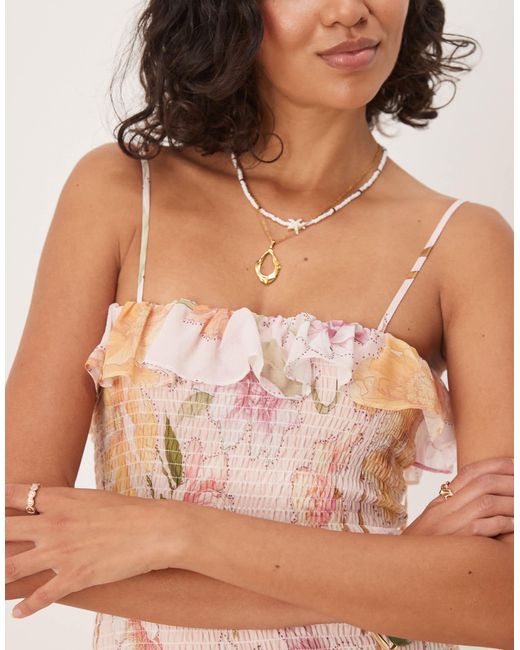 ASOS Natural – kurzes trägerkleid mit gesmoktem oberteil, rüschen und blumenmuster