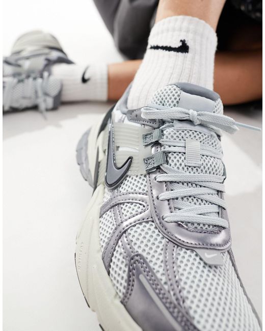 Nike White V2k Run Unisex Trainers