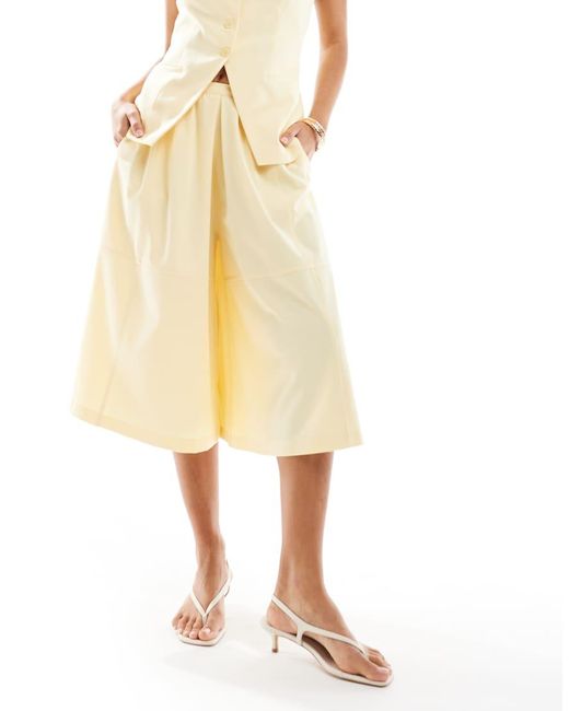 Pantalones Cortos De Sastre Amarillo Crema Estilo Bermudas De Pernera Ancha De ASOS de color Natural